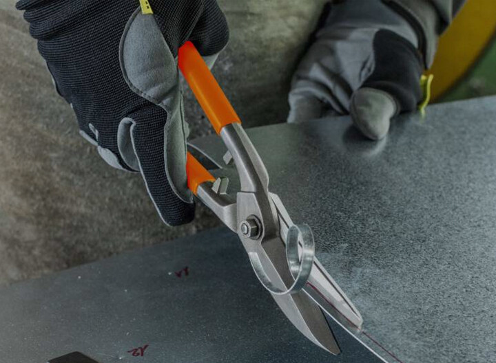 Высечные ножницы по металлу: особенности ручных и электрических моделей