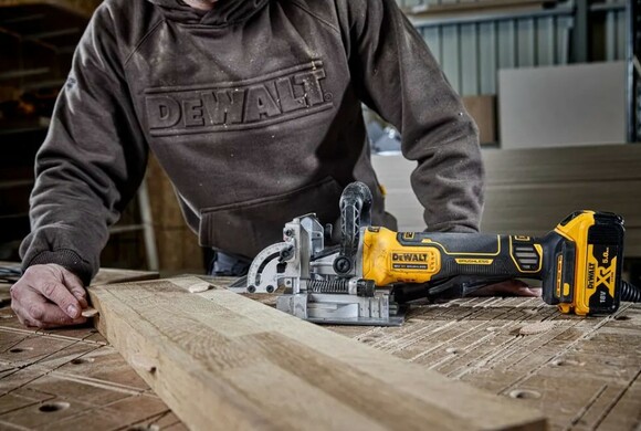 Аккумуляторный фрезер DeWALT (DCW682NT) (без АКБ и ЗУ) изображение 11