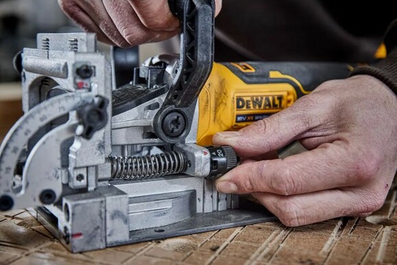 Аккумуляторный фрезер DeWALT (DCW682NT) (без АКБ и ЗУ) изображение 10