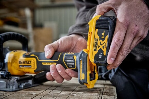 Аккумуляторный фрезер DeWALT (DCW682NT) (без АКБ и ЗУ) изображение 9