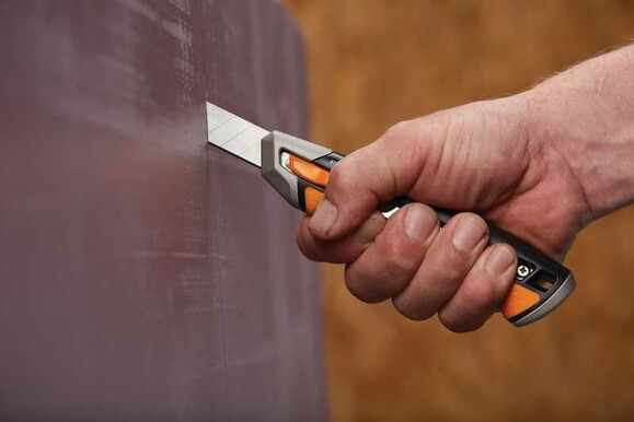 Нож с выдвижным лезвием Fiskars Pro CarbonMax 18 мм (1027227) изображение 7