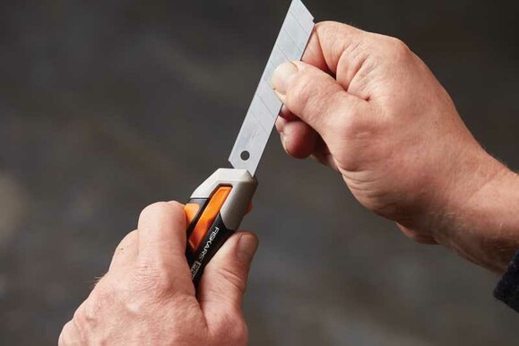 Нож с выдвижным лезвием Fiskars Pro CarbonMax 18 мм (1027227) изображение 9
