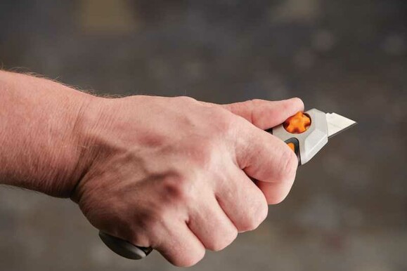 Нож с выдвижным лезвием Fiskars Pro CarbonMax 18 мм (1027227) изображение 10