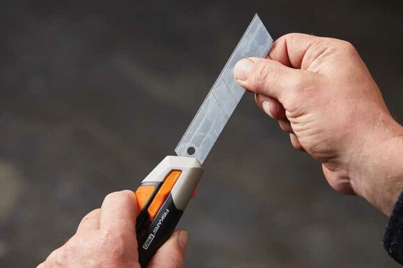 Нож с выдвижным лезвием Fiskars Pro CarbonMax 25 мм (1027228) изображение 8