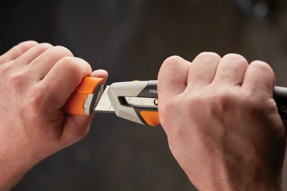 Нож с выдвижным лезвием Fiskars Pro CarbonMax 25 мм (1027228) изображение 10