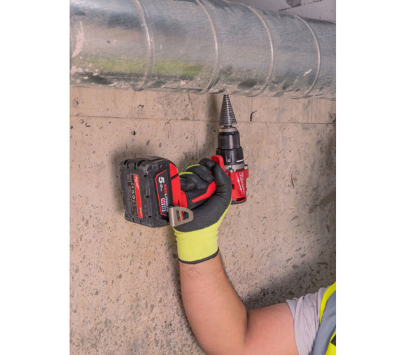 Аккумуляторная дрель-шуруповерт Milwaukee M18 BLDDRC-502C (4933492835) изображение 7