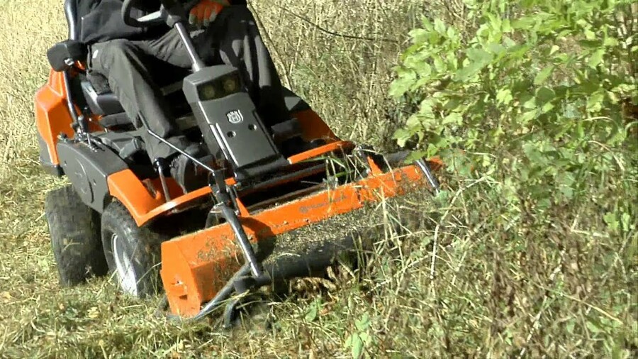 Rider 400-series with flail mower